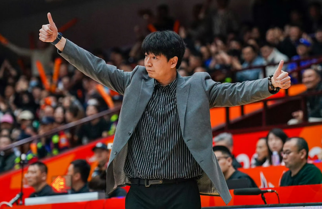 纽约尼克斯终结53年冠军荒,球迷狂欢点燃全城