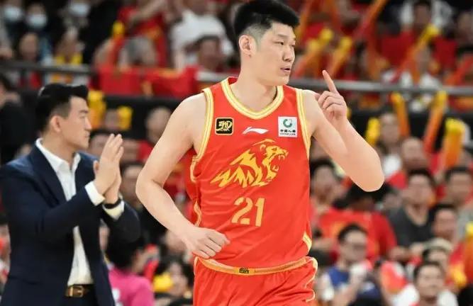 文班谈被球迷扔鸡蛋：显然这种行为很不好，但我并不在意
